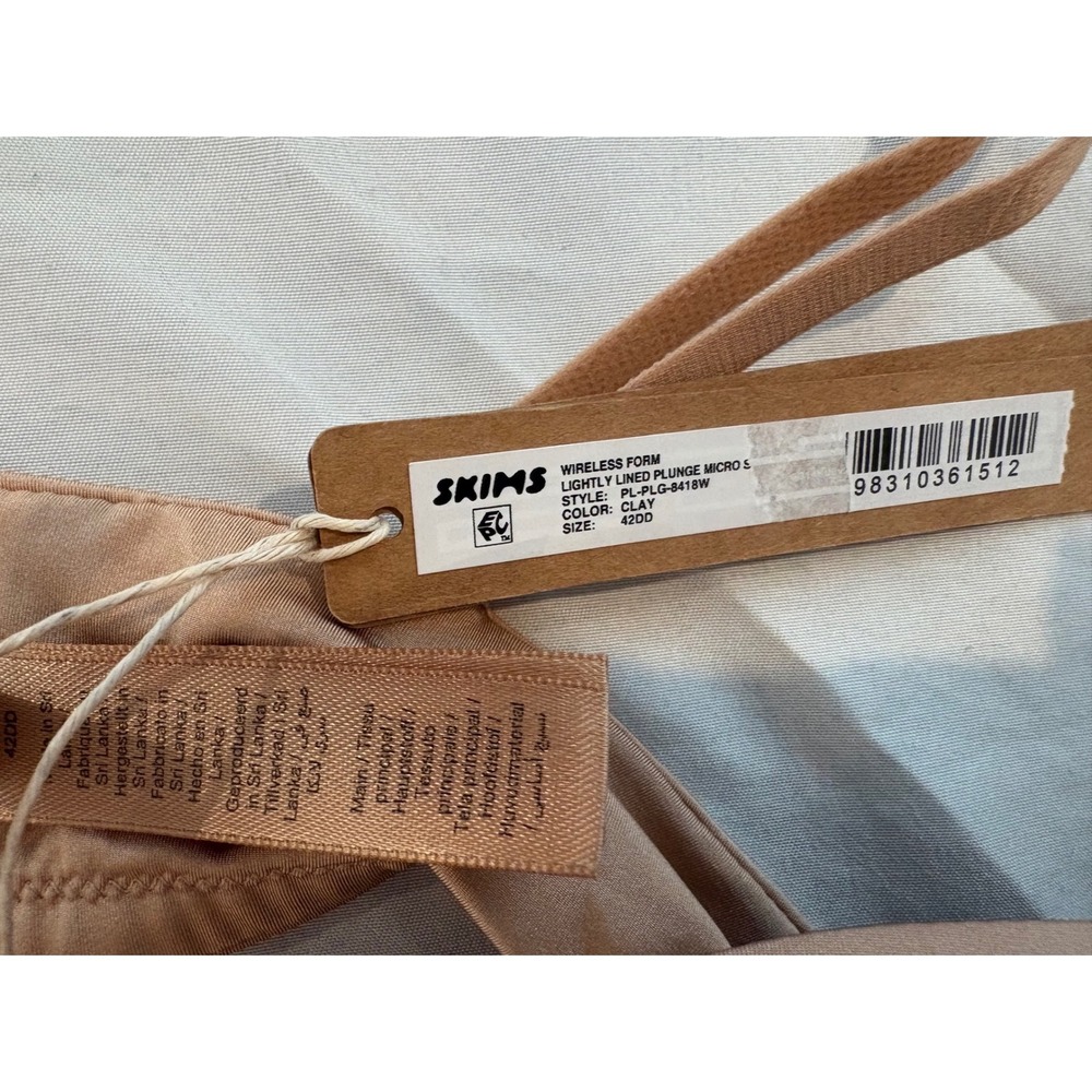 SKIMS Wireless Form Lightly Lined Plunge Micro Bra Clay 42DD PL-PLG-8418W - Picture 3 of 5